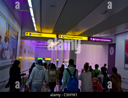 Gepäck Fluggäste, die am Flughafen Heathrow ankommen, werden von beruhigenden Farben beleuchtet und fahren in die Ankunfts- und Gepäckabgabebereiche Stockfoto