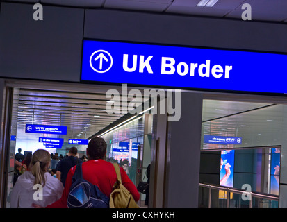 UK BORDER EINWANDERUNG ANKÜNFTE Grenzkontrollen Zeichen für ankommende Passagiere am Flughafen London Heathrow Terminal 3 London UK Stockfoto