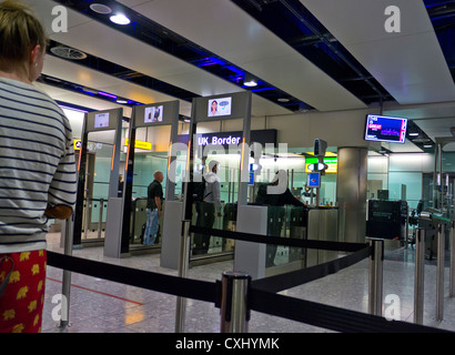 UK biometrische Gesicht scannen Pass Grenzkontrolle Einwanderung Warteschlange für ankommende Passagiere am Flughafen London Heathrow terminal 3 Stockfoto