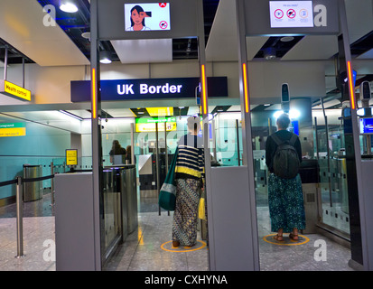 Britische Passport elektronische Gates Border Control für ankommende Passagiere am Londoner Flughafen Heathrow Terminal 3 Stockfoto