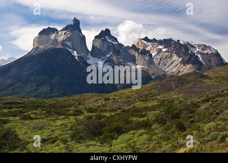 Elk198-4478 Chile, Torres del Paine Nationalpark, Cuernos Massivs, Wanderer auf Trail in der Nähe von Lago Nordenskjold Stockfoto