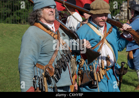 Englischer Bürgerkrieg Reenactors in der Uniform der royalistischen Musketiere auf eine Neugestaltung der Belagerung und Fall der Corfe Castle im Jahre 1646. Dorset, England, Vereinigtes Königreich. Stockfoto