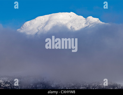 Nebel steigt auf dem Gipfel des Meall Garbh in den Tarmachan Hügeln, schottischen Highlands, UK Stockfoto