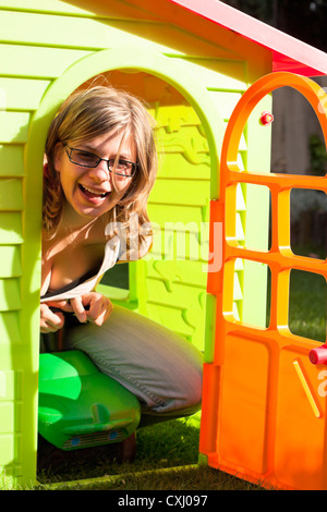 Lustige Mädchen Spaß in bunte Spielhaus. Stockfoto
