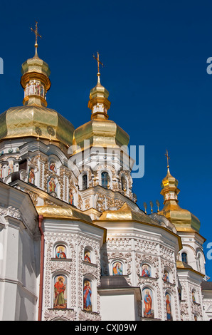 Detail der Kuppeln der Kathedrale der Dormitio am Kloster von Höhlen in Kiew, Ukraine. Stockfoto