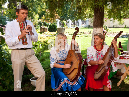 Ukrainische traditionelle Musiker spielt Querflöte und Banduras im Park in Cherson, Ukraine. Stockfoto