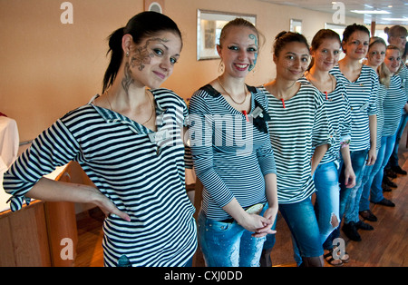 Kiew Speisesaal warten Personal fo Abend mit Piraten-Thema auf dem Kreuzfahrtschiff Viking Lomonosov auf Dnjepr/Schwarzes Meer Kreuzfahrt, Ukraine Stockfoto