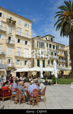 Außen-Cafés auf der Liston, Eleftherias Street, Altstadt Korfu, Kerkyra, Korfu, Ionische Inseln, Griechenland Stockfoto