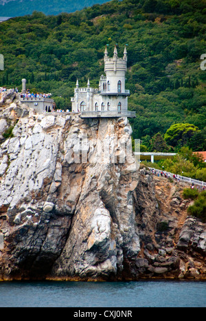 Schwalbennest Schloss mit Blick auf das Schwarze Meer auf Aurora Klippe von der Ai-Tudor-Cape in der Nähe von Yalta. Stockfoto