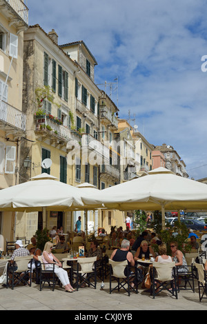 Außen-Cafés auf der Liston, Eleftherias Street, Altstadt Korfu, Kerkyra, Korfu, Ionische Inseln, Griechenland Stockfoto