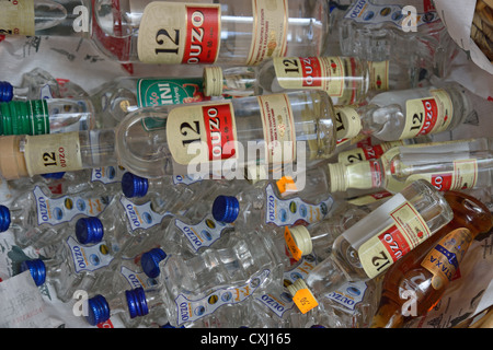 Souvenir-Flaschen Ouzo im Shop, Altstadt Korfu, Kerkyra, Korfu, Ionische Inseln, Griechenland Stockfoto