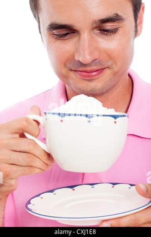 Nahaufnahme des lächelnden Mann hält Tasse Kaffee mit Schlagsahne. Stockfoto