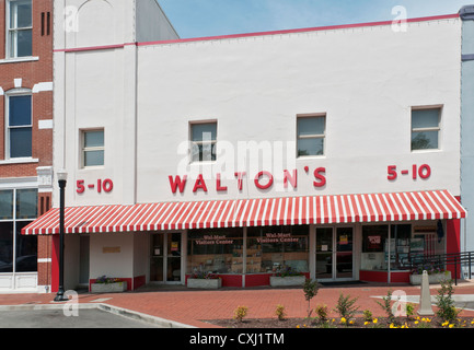 Arkansas, Bentonville, Wal-Mart Visitor Center befindet sich in Waltonss Originalspeicher Varieity. Stockfoto