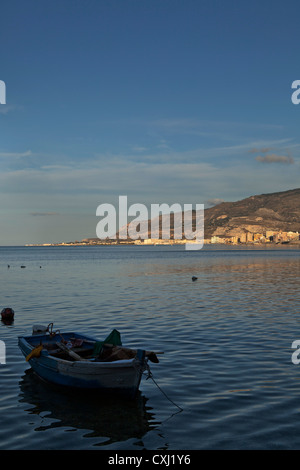 Ruderboote auf dem türkisfarbenen Wasser, Montenegro Stockfoto