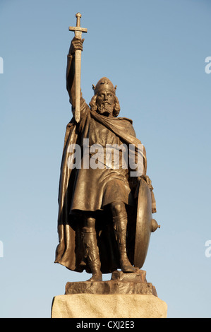 Die Statue von König Alfred dem großen überblickt die Stadt Winchester, historische Hauptstadt des alten Königreichs Wessex. Hampshire, England, Vereinigtes Königreich. Stockfoto