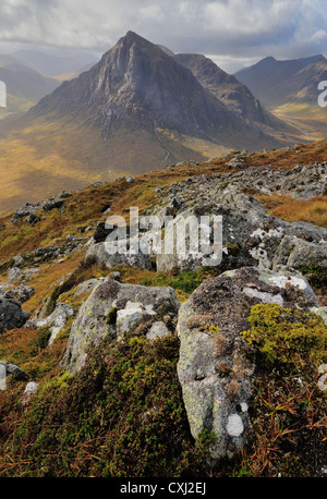 Stürmischer Herbst Licht auf Stob Dearg Buachaille Etive Mor Glencoe, entnommen Beinn Chrulaiste, Schottisches Hochland Stockfoto