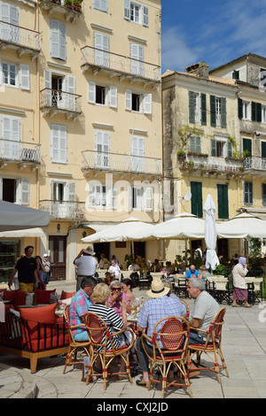 Außen-Cafés auf der Liston, Eleftherias Street, Altstadt Korfu, Kerkyra, Korfu, Ionische Inseln, Griechenland Stockfoto