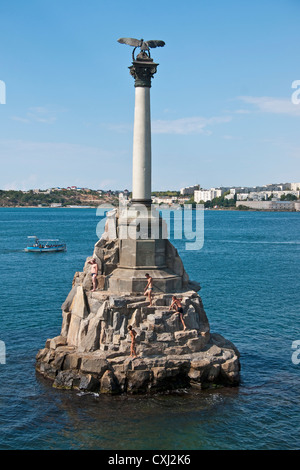 Schwimmer Klettern am Denkmal verloren Schiffen auf Sewastopol am Wasser. Stockfoto