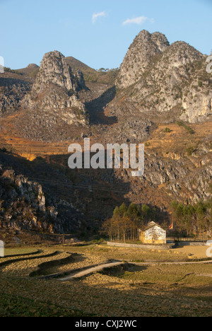 Kalksteinberge und das Tal, Dong Van Ha Giang, Vietnam Stockfoto