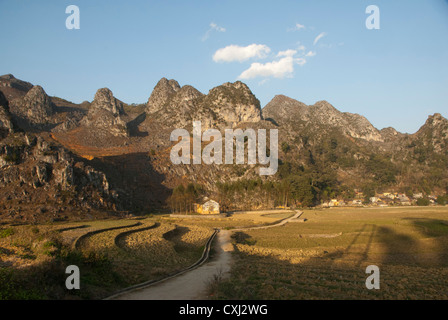 Kalksteinberge und das Tal, Dong Van Ha Giang, Vietnam Stockfoto