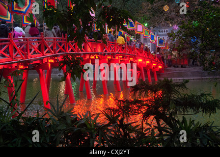 Huc Brücke (The Huc, d. h. Morgen Sonnenlicht Brücke) führt zum Tempel auf einer Insel im Hoan-Kiem-See, Hanoi, Vietnam Stockfoto