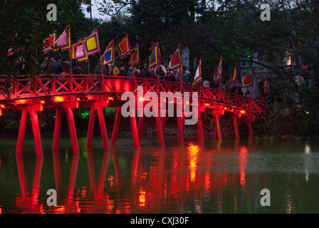 Huc Brücke (The Huc, d. h. Morgen Sonnenlicht Brücke) führt zum Tempel auf einer Insel im Hoan-Kiem-See, Hanoi, Vietnam Stockfoto