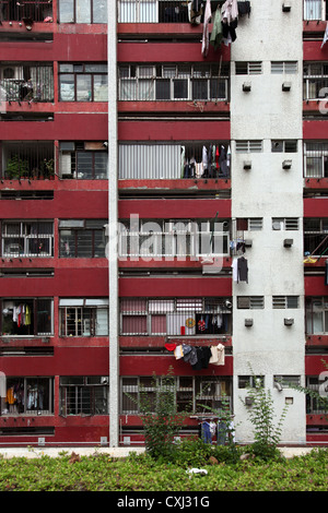 Es ist ein Foto eines Details einer Rates Wohnung in Hongkong. Wir sehen viele Ebenen mit vielen Fenstern. Es ist überfüllt, Asien Stockfoto