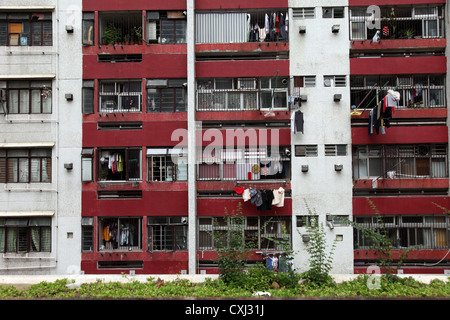 Es ist ein Foto eines Details einer Rates Wohnung in Hongkong. Wir sehen viele Ebenen mit vielen Fenstern. Es ist überfüllt, Asien Stockfoto