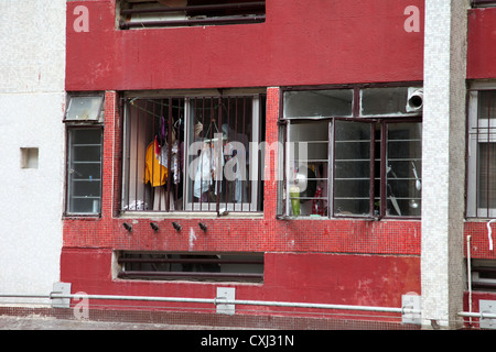 Es ist ein Foto eines Details einer Rates Wohnung in Hongkong. Wir sehen viele Ebenen mit vielen Fenstern. Es ist überfüllt, Asien Stockfoto