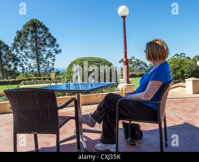 Reife Dame Aussicht im café Stockfoto