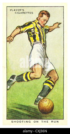 Zigarette-Karte; "Hinweise auf Football Association" (John Player und Söhne, 1934) schießen auf der Flucht Stockfoto