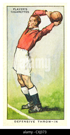 Zigarette-Karte; "Hinweise auf Football Association" (John Player und Söhne, 1934) Defensive Einwurf Stockfoto
