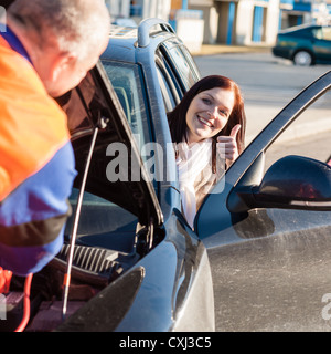 Mechaniker Auto glücklich Frau Daumen Zusammenbruch Problem reparieren Stockfoto