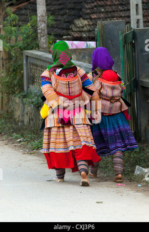 Hmong hill Tribe Frauen, die Kinder, Bac Ha, in der Nähe von Sapa, Vietnam Stockfoto