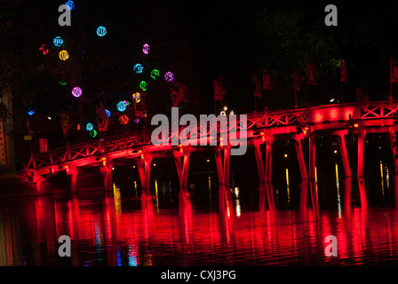 Huc Brücke (The Huc, d. h. Morgen Sonnenlicht Brücke) führt zum Tempel auf einer Insel im Hoan-Kiem-See, Hanoi, Vietnam Stockfoto