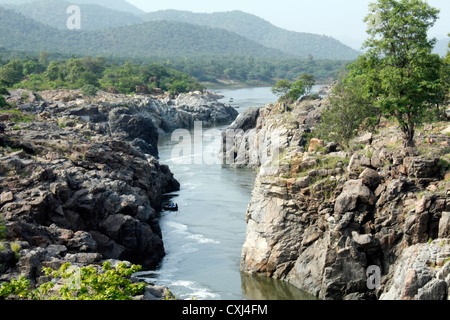 Die Schlucht des Hogenakkal fällt oder Hogenakal Fälle; Tamil Nadu; Indien-rechts ist Karnataka und Tamil Nadu ist links. Stockfoto