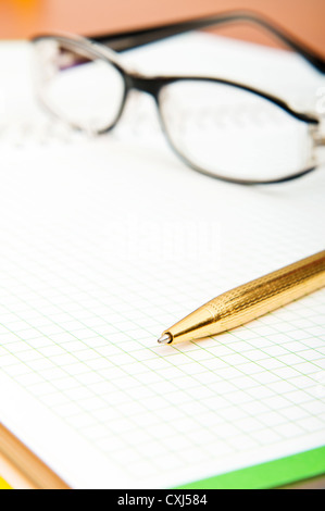 Stift und Auge Gläser auf die Seite Stockfoto