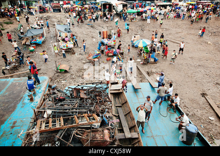 Menge in der Nähe von Passagier-Fluss-Boote im Hafen von Iquitos, Amazonas, Peru. Stockfoto