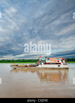 Passagier-Flussschiff auf Amazonas, Peru. Stockfoto