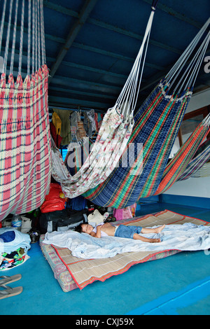 Passagiere schlafen in Hängematten in eine Bootstour am Amazonas, Peru. Stockfoto