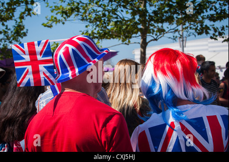 Paralympics London 2012, Olympic Park Stratford, patriotische Zuschauer in hellen Perücke Union Jack Flagge Flaggen Hüte & Perücken Stockfoto