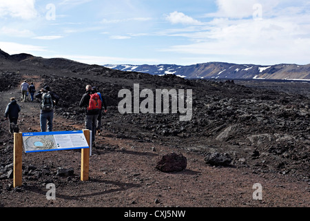 Menschen zu Fuß auf dem richtigen Weg zum Viti Crater, Askja Island Stockfoto