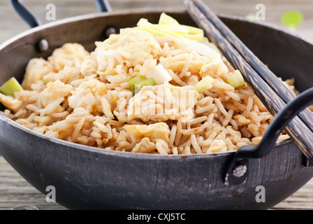 Gebratener Reis mit Gemüse als Nahaufnahme im WOK Stockfoto