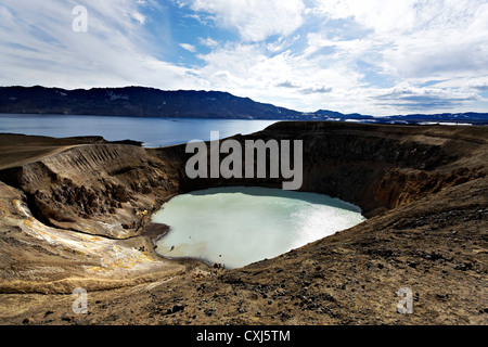 Caldera des Vulkans Askja mit dem Kratersee Víti vorne und Kratersee Oeskjuvatn im Rücken, Highland, Island, Europa Stockfoto