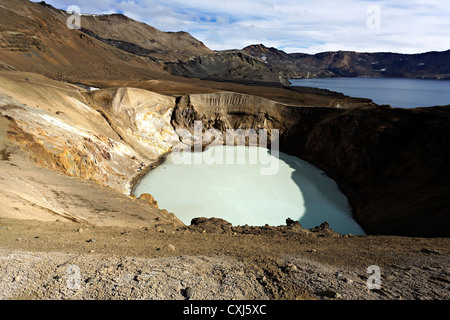 Caldera des Vulkans Askja mit dem Kratersee Víti vorne und Kratersee Oeskjuvatn im Rücken, Highland, Island, Europa Stockfoto