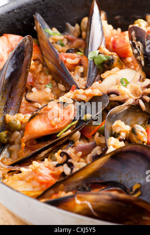 Meeresfrüchte-Paella mit Muscheln, Garnelen und Calmari als Closeup in einer Pfanne Stockfoto