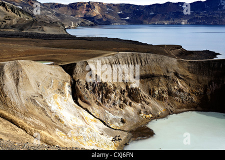 Caldera des Vulkans Askja mit dem Kratersee Víti vorne und Kratersee Oeskjuvatn im Rücken, Highland, Island, Europa Stockfoto