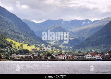 Dorf in Norwegisch Fjorde Stockfoto