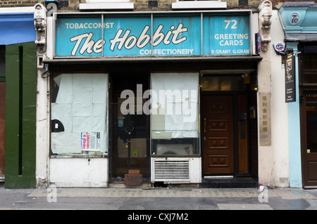 Der geschlossene Hobbit Zeitungskiosk in der Wardour Street, Soho, im Zentrum von London. Stockfoto