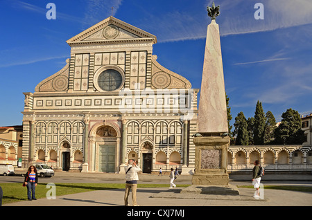 Santa Maria Novella ist eine Kirche in Florenz, Italien, befindet sich direkt gegenüber dem Hauptbahnhof, der seinen Namen trägt. Stockfoto